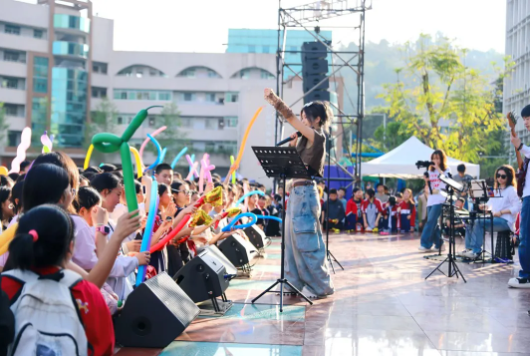 ������������ʳ�ڣ������������̻���������